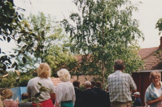 Kalastaja Erik Stenroos korjaa rysää Sauvon museolla 1980-luvulla.