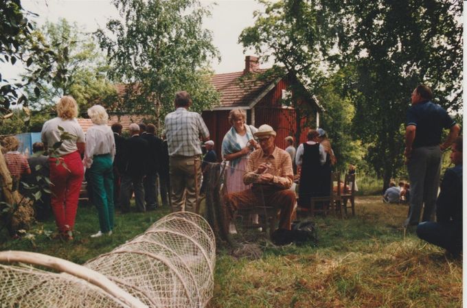 Kalastaja Erik Stenroos korjaa rysää Sauvon museolla 1980-luvulla.